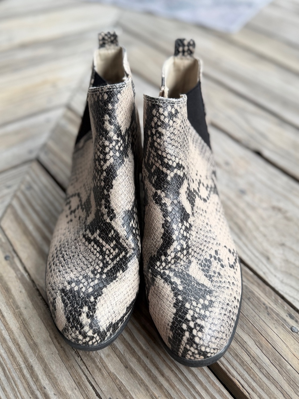 SO by Kohls Fake Snake Print Chelsea zip Ankle Boots size 8 1/2- black/white